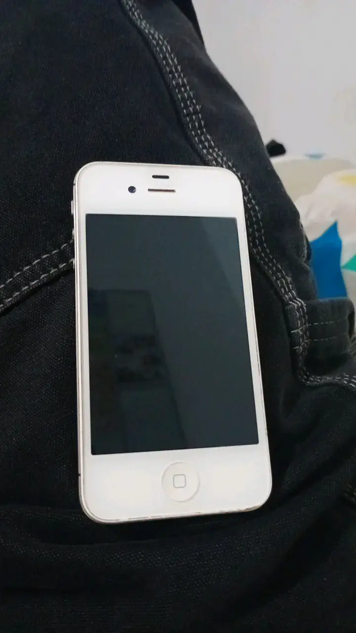 iPhone 4S Blanco en Buen Estado bloqueado