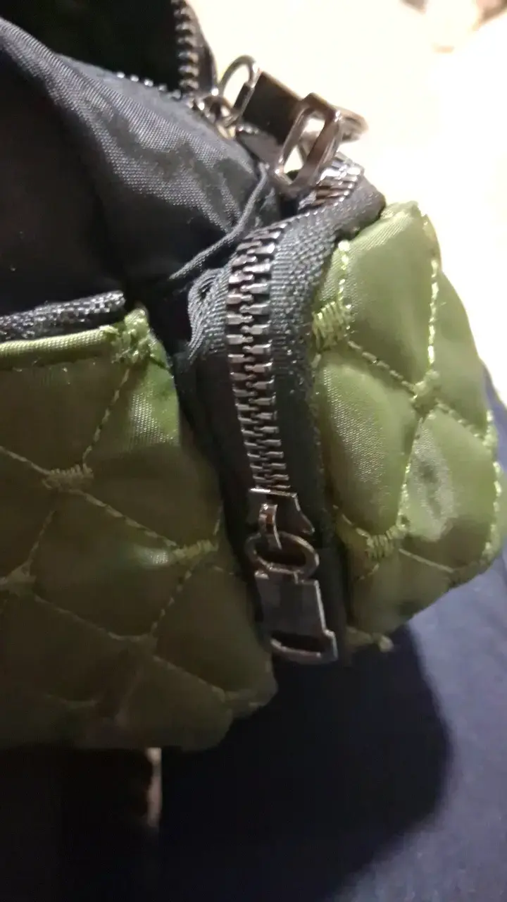 Bolso bandolera acolchado verde y negro - 6