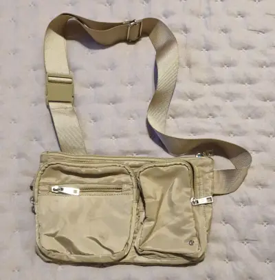 Riñonera beige con múltiples bolsillos - miniatura 1