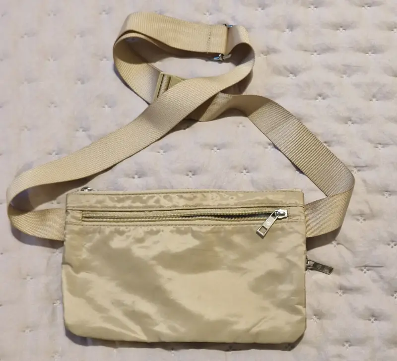 Riñonera beige con múltiples bolsillos - 2