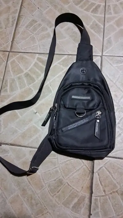 Mochila bandolera negra Jingpin con múltiples bolsillos - miniatura 1
