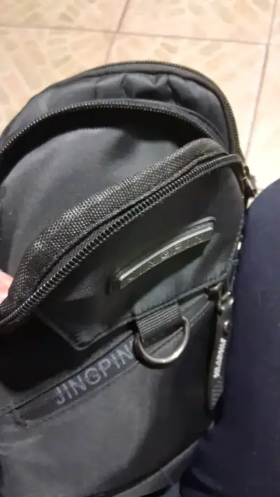 Mochila bandolera negra Jingpin con múltiples bolsillos - miniatura 5