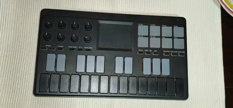 Controlador MIDI Korg NanoKEY Studio portátil - 1