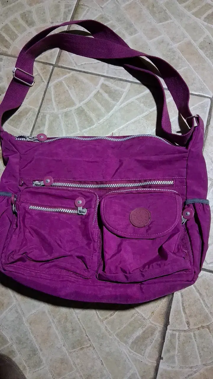 Bolso bandolera morado con múltiples bolsillos - 1