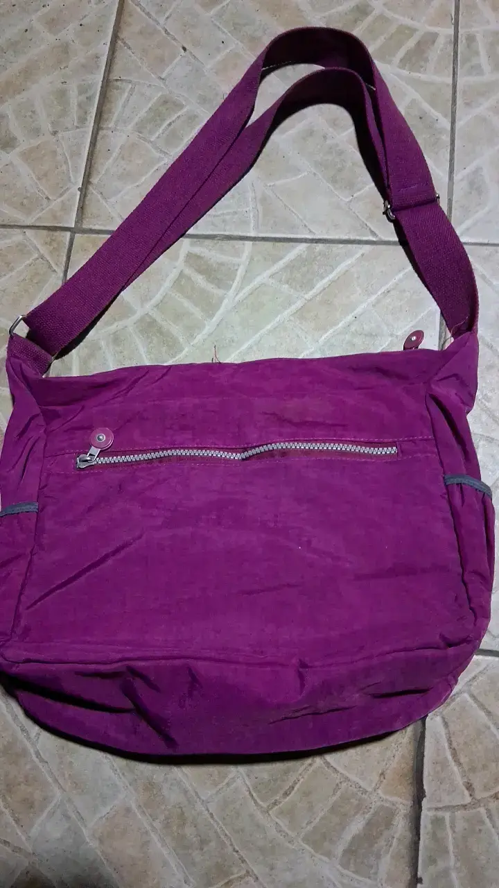 Bolso bandolera morado con múltiples bolsillos - 2