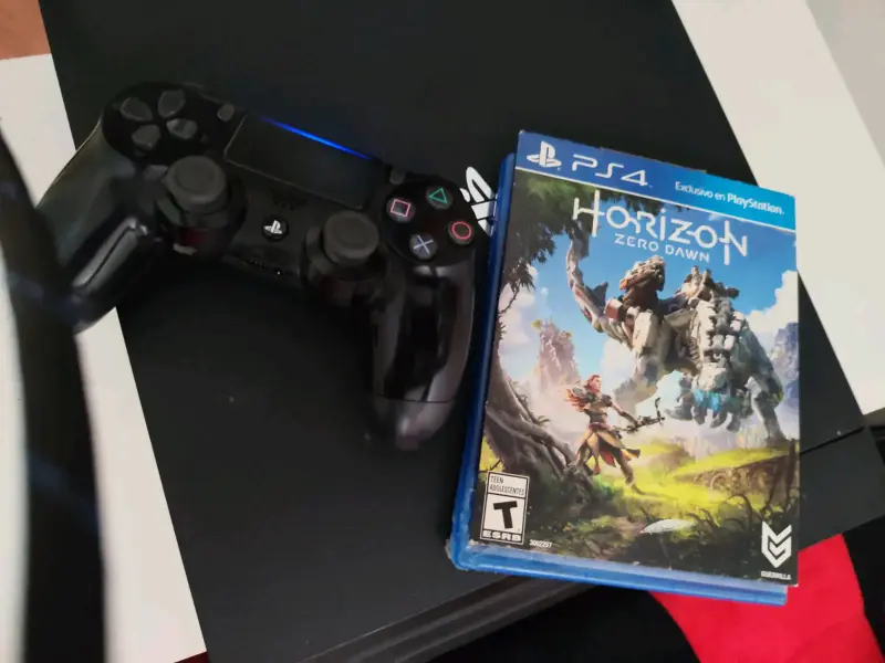 Consola PS4 con Control y Juego Horizon Zero Dawn - 1