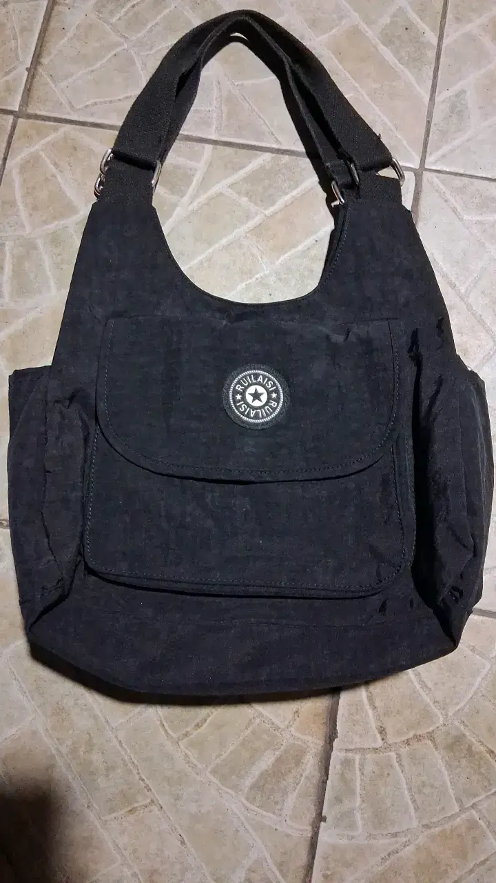 Bolso negro casual con múltiples bolsillos - 1