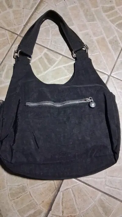 Bolso negro casual con múltiples bolsillos - miniatura 2