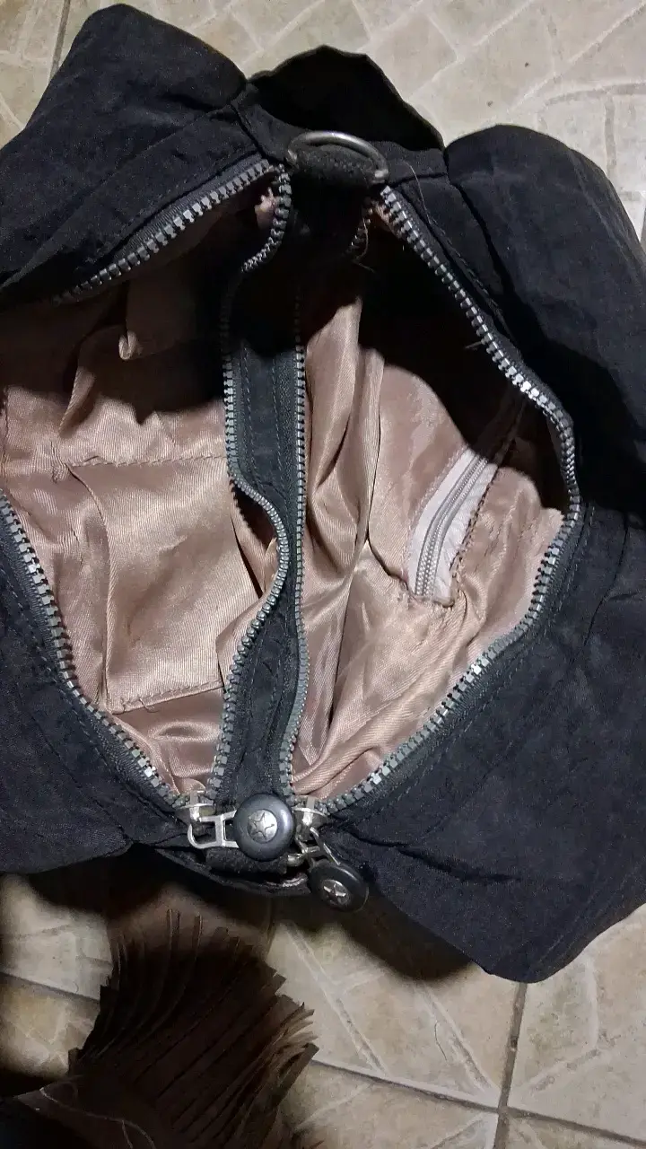 Bolso negro casual con múltiples bolsillos - 3