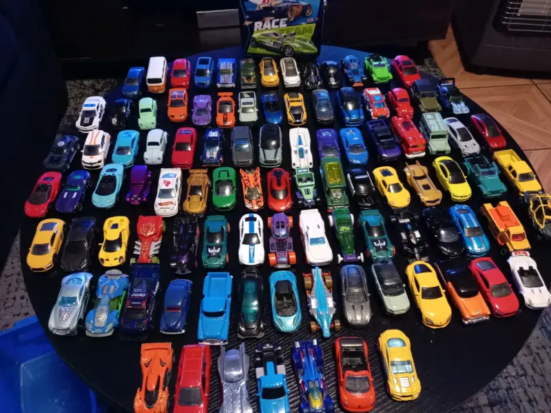 Colección de autos Hot Wheels variados - 1