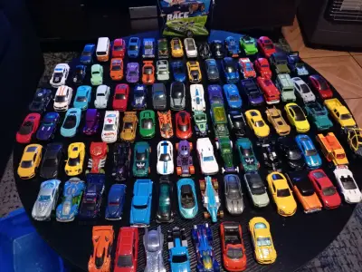 Colección de autos Hot Wheels variados - miniatura 1