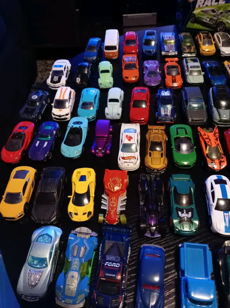 Colección de autos Hot Wheels variados - 2