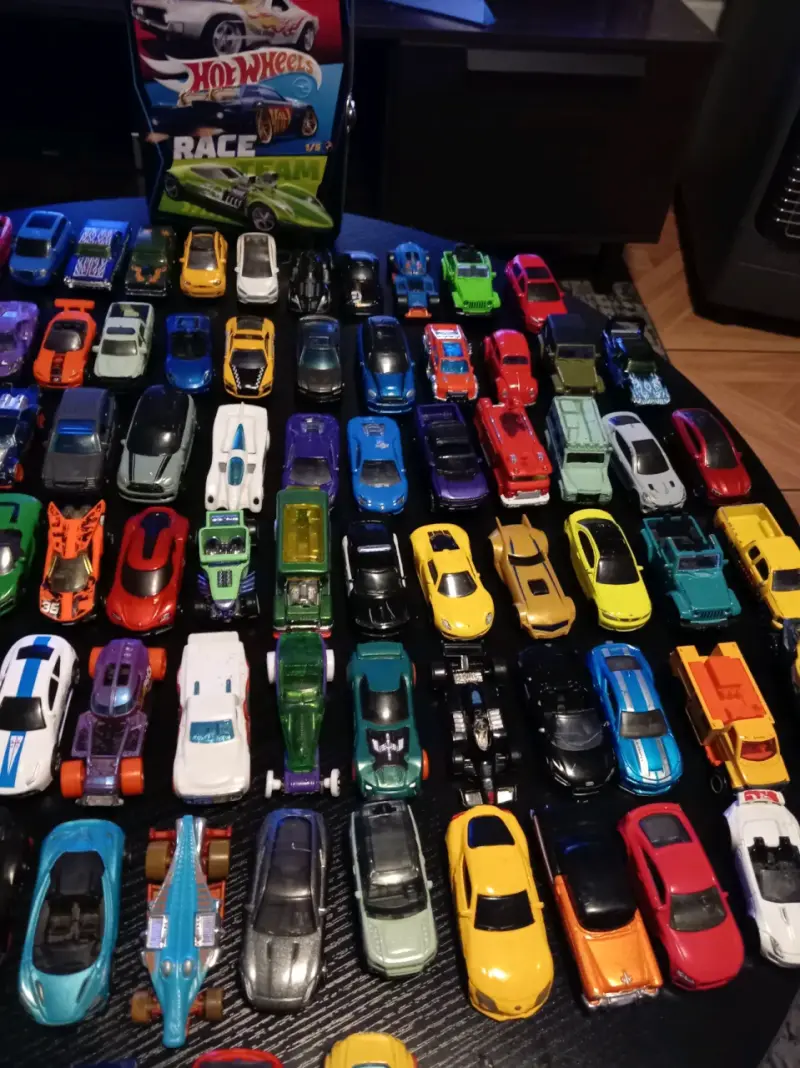 Colección de autos Hot Wheels variados - 3