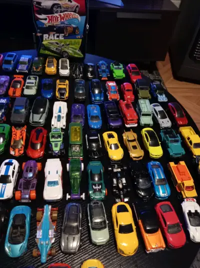 Colección de autos Hot Wheels variados - miniatura 3