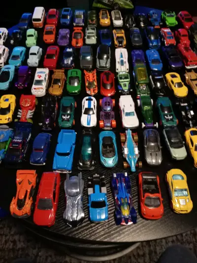 Colección de autos Hot Wheels variados - miniatura 4