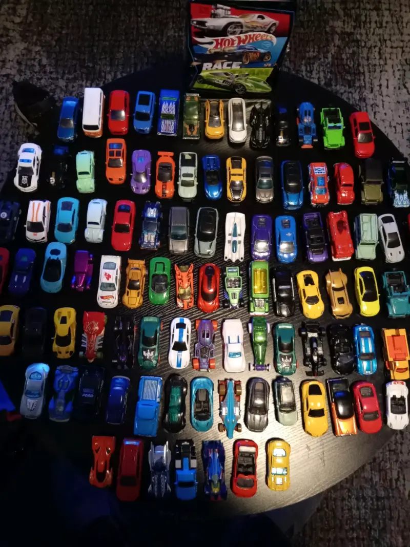 Colección de autos Hot Wheels variados - 6