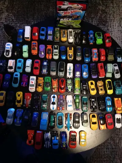 Colección de autos Hot Wheels variados - miniatura 6