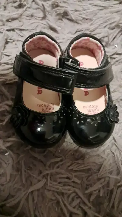 Zapatos de charol negro para niña con flor - miniatura 1