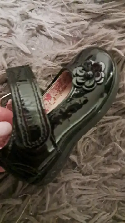 Zapatos de charol negro para niña con flor - miniatura 3