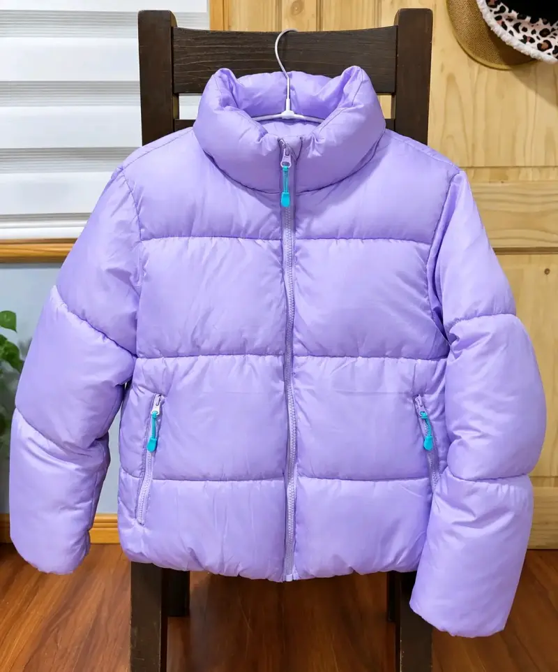 Chaqueta acolchada infantil lila con cierre