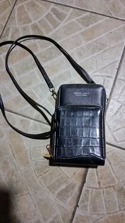 Cartera cruzada negra con diseño elegante - miniatura 1