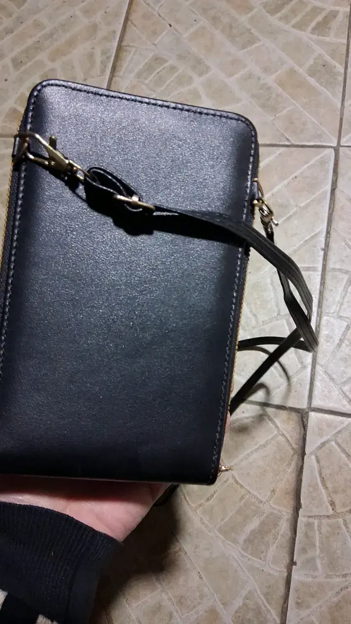 Cartera cruzada negra con diseño elegante - 2