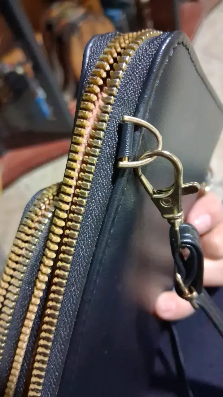 Cartera cruzada negra con diseño elegante - 5