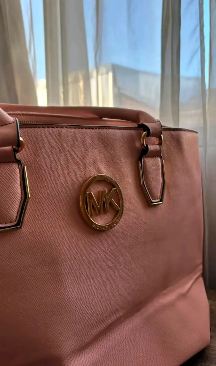 Bolso de mano rosa Michael Kors elegante - 1