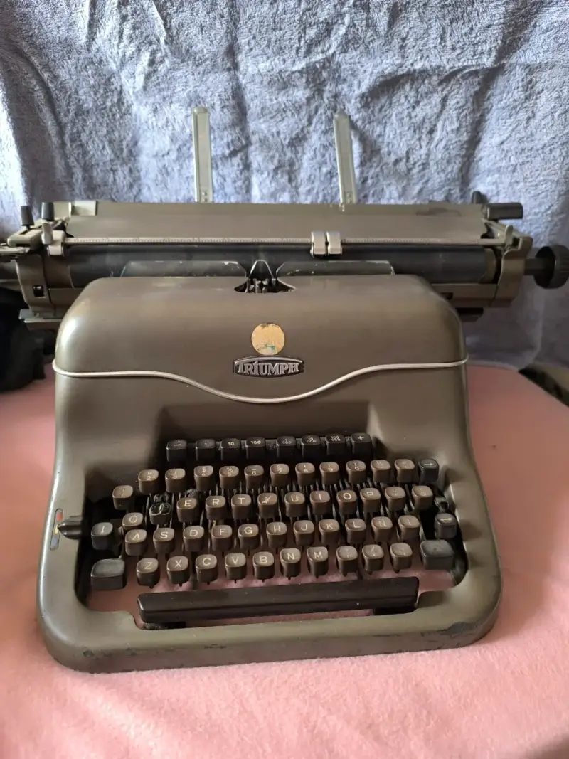 Máquina de escribir vintage Triumph. (Alemana) Esp