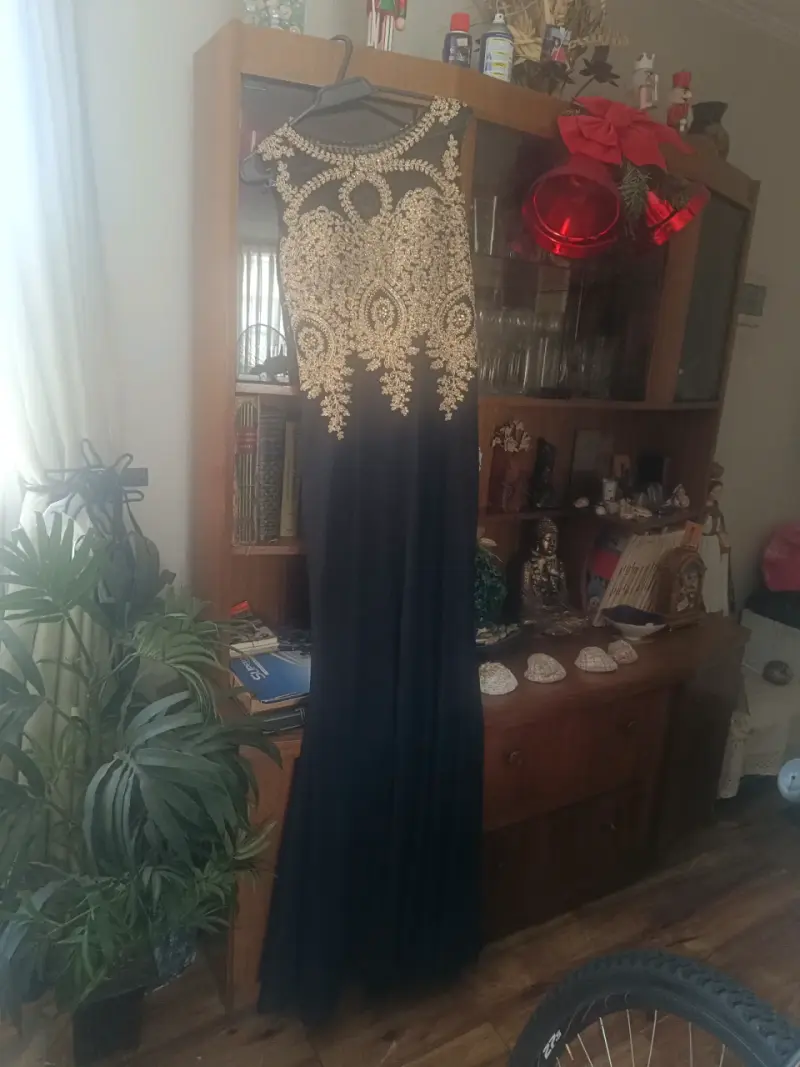 Vestido de noche largo con bordado dorado - 1