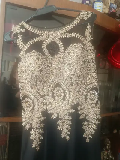 Vestido de noche largo con bordado dorado - miniatura 2