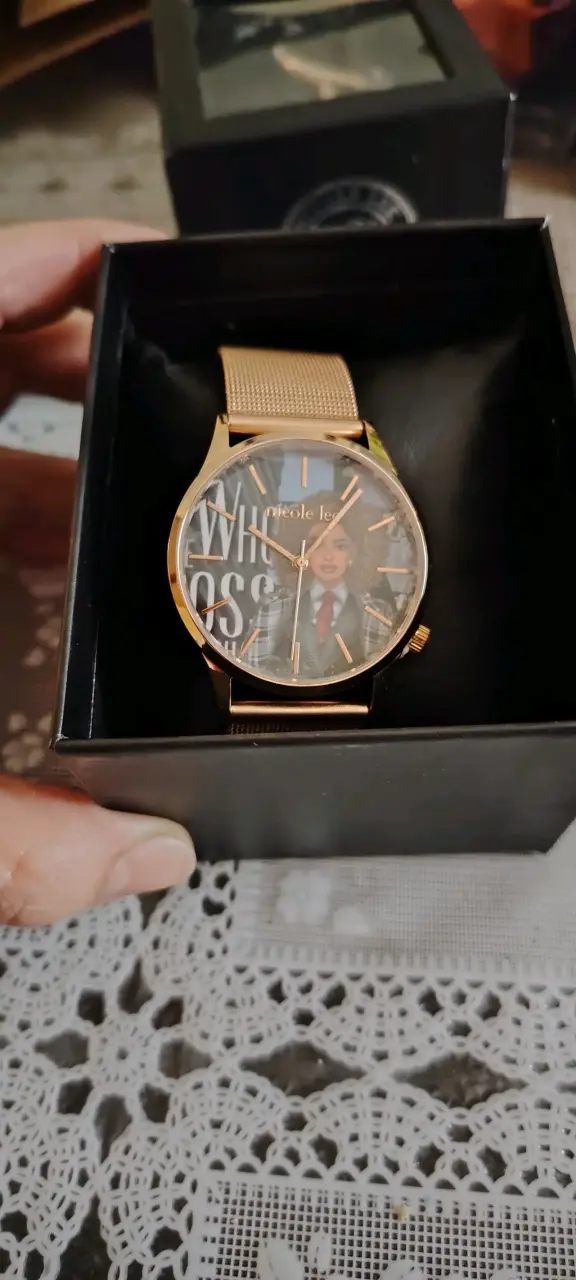 Reloj Nicole Lee rosa con diseño único - 1