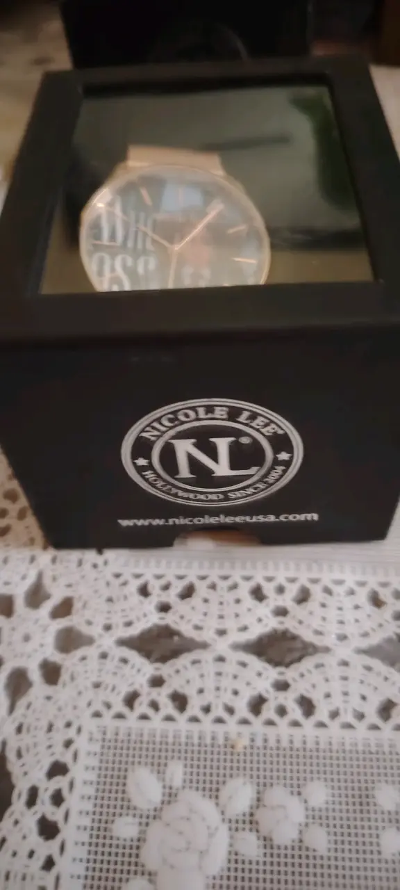 Reloj Nicole Lee rosa con diseño único - 2