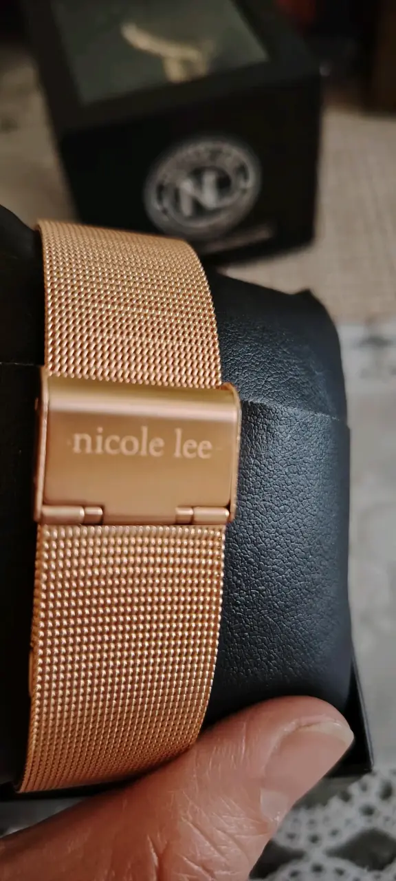 Reloj Nicole Lee rosa con diseño único - 4