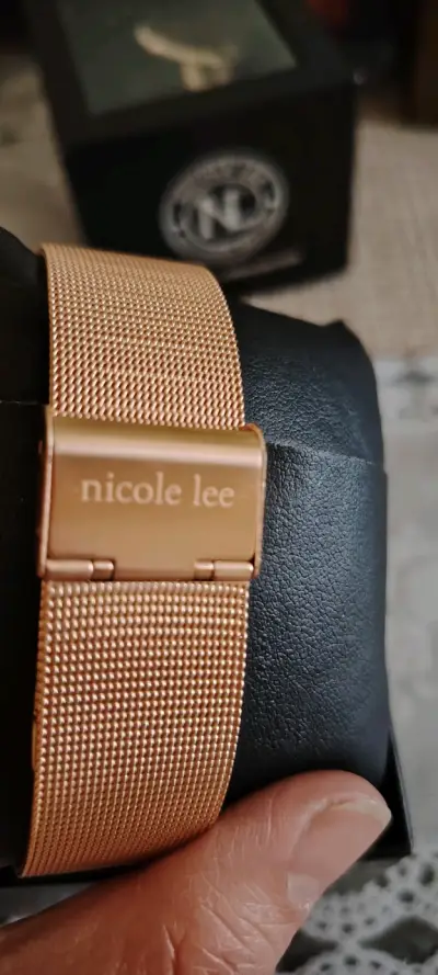 Reloj Nicole Lee rosa con diseño único - miniatura 4