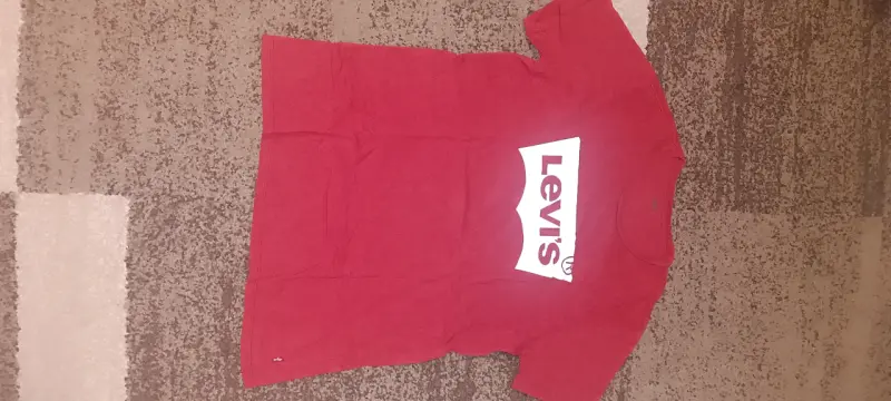 Polera roja Levi's con logo frontal
