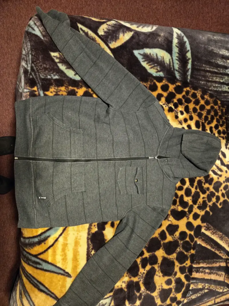 Chaqueta con capucha gris para hombre