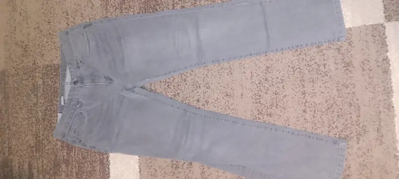 Jeans grises para hombre en buen estado