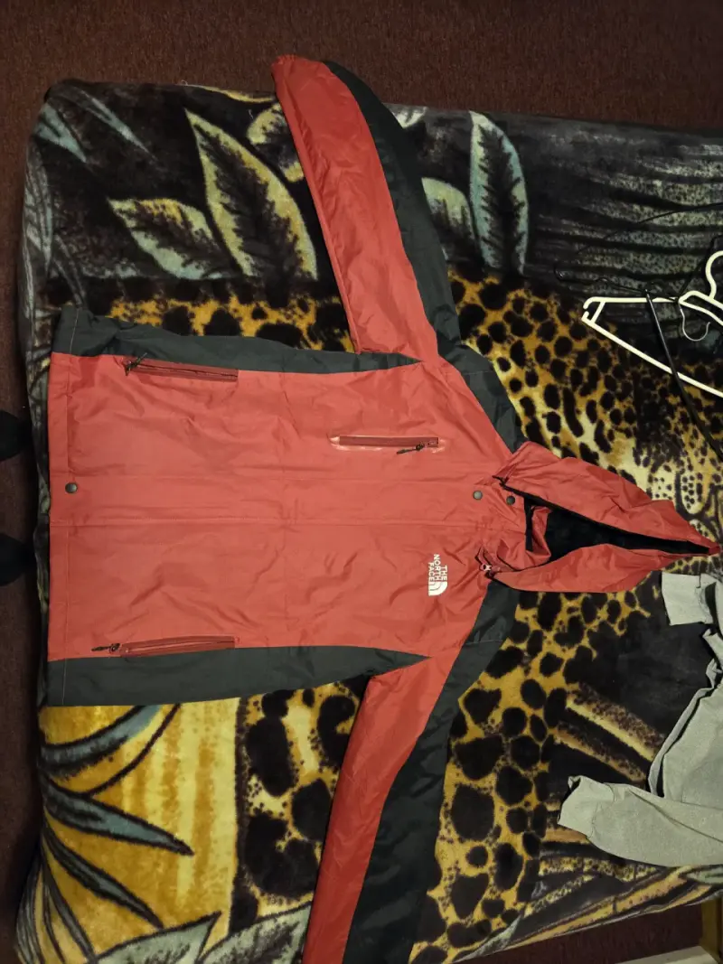 Chaqueta impermeable roja The North Face