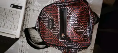 Mochila pequeña Guess con diseño estampado - miniatura 2