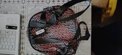 Mochila pequeña Guess con diseño estampado - miniatura 3