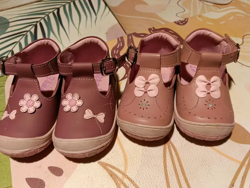 Zapatos de niña rosados con flores y moños