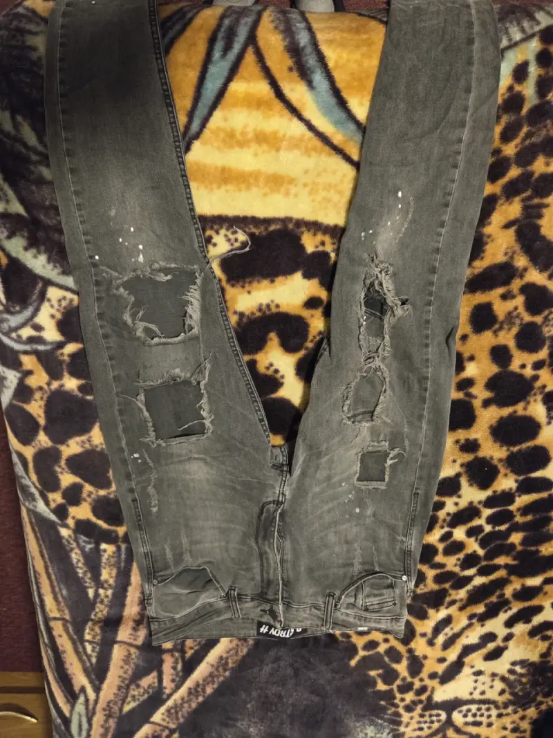 Jeans rasgados grises para hombre