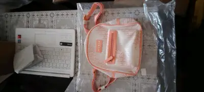 Mochila pequeña Guess con logo en relieve - miniatura 2