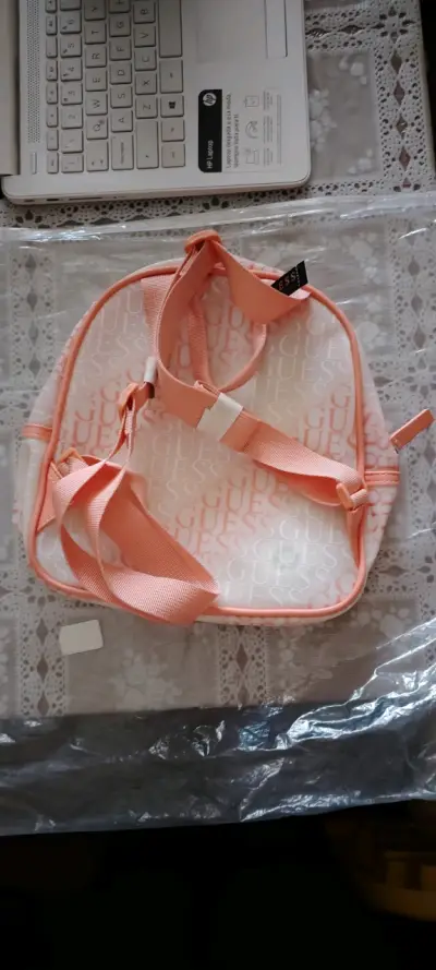 Mochila pequeña Guess con logo en relieve - miniatura 3