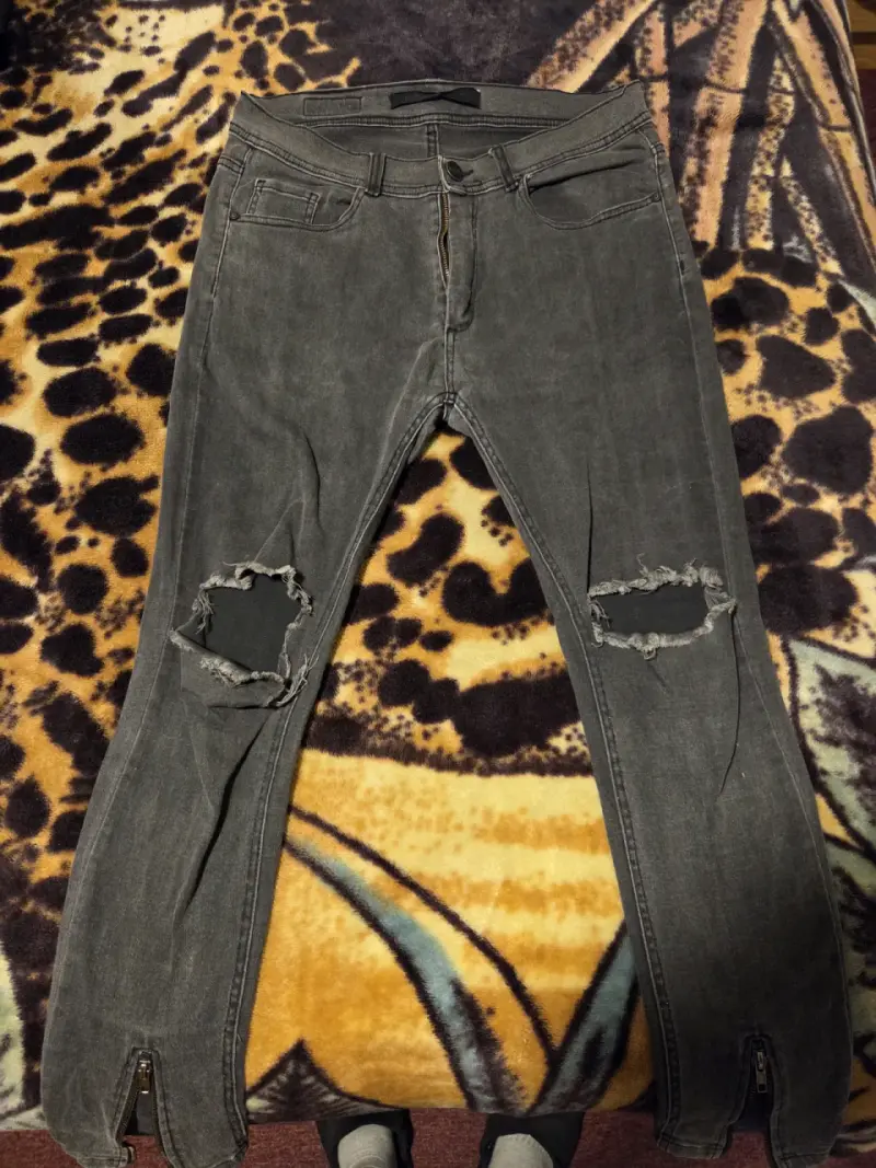 Jeans grises desgastados con roturas