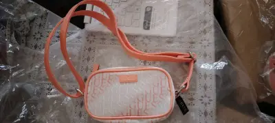Carterita de hombro Guess color durazno - miniatura 1
