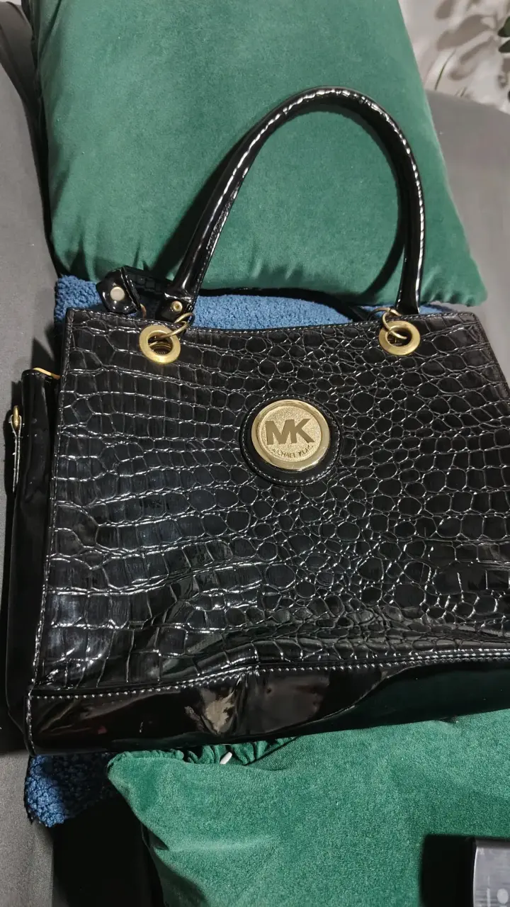 Cartera negra de cuero sintético con diseño de cocodrilo - 2