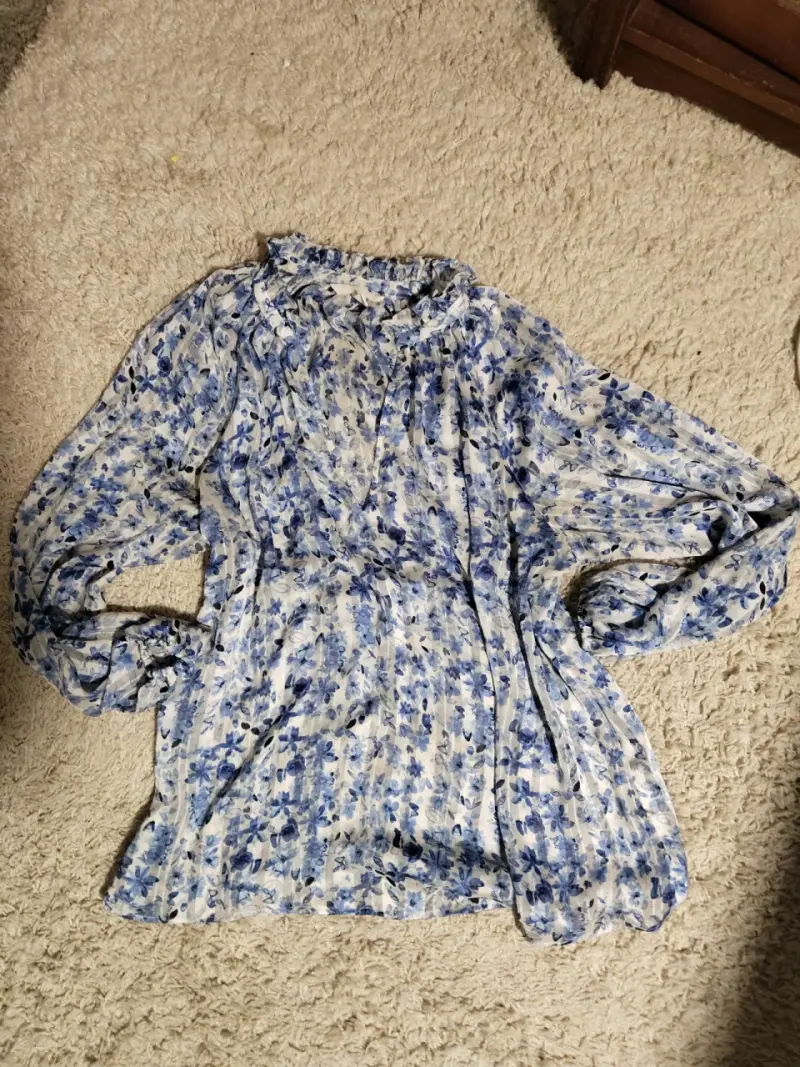 Blusa floral azul y blanca de manga larga - 1