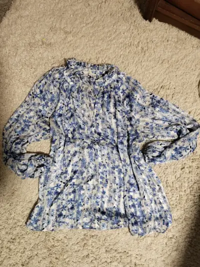 Blusa floral azul y blanca de manga larga - miniatura 1